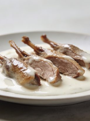 Assiette d_aiguillettes de canard cremeuse servies avec sauce blanche