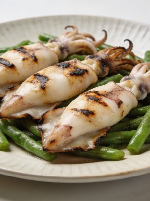 Assiette de calmars grilles avec haricots verts