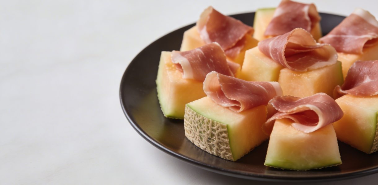 Assiette de melon en cubes avec tranches de jambon cru