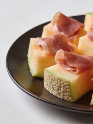 Assiette de melon en cubes avec tranches de jambon cru