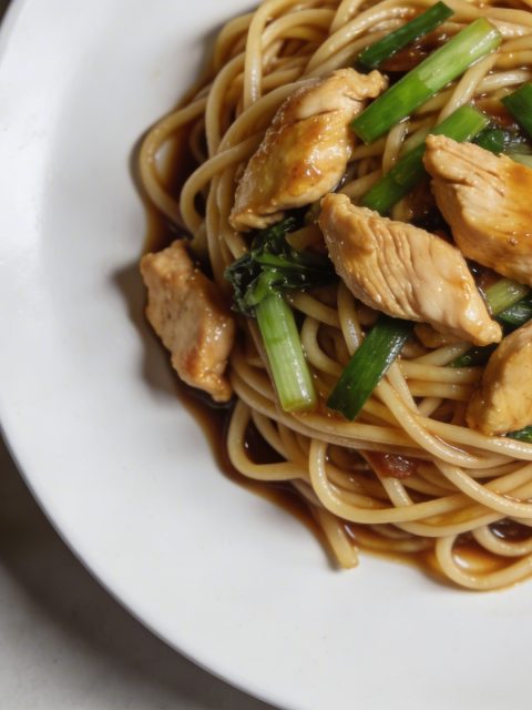 Assiette de nouilles sautees au poulet vue de dessus