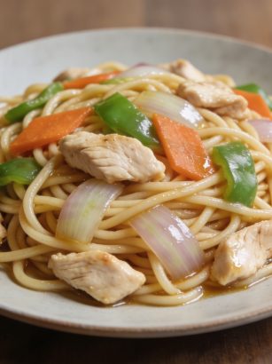 Assiette de nouilles sautees au poulet vue de dessus