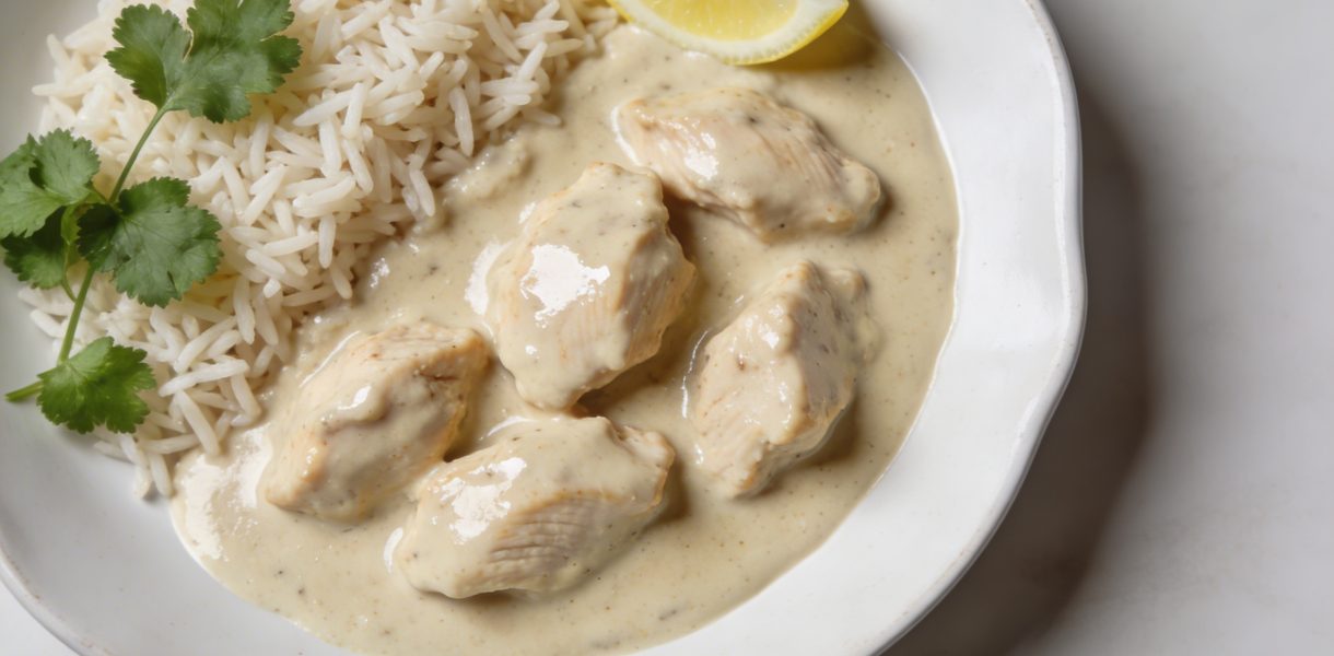 Assiette de poulet cremeux au curry vue plongeante