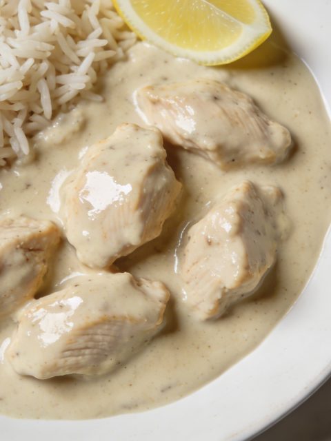 Assiette de poulet cremeux au curry vue plongeante