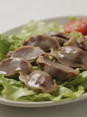 Assiette de salade verte avec gesiers de canard