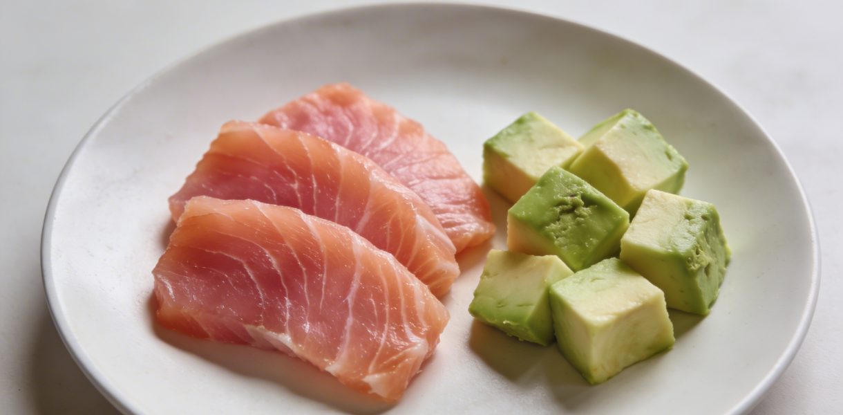 Assiette vue de dessus avec tranches de saumon fumé et dés davocat
