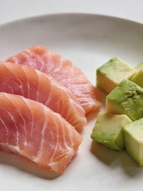 Assiette vue de dessus avec tranches de saumon fumé et dés davocat