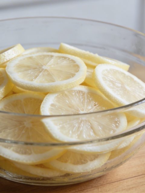 Bol de citron tranches nombreuses sur table cuisine