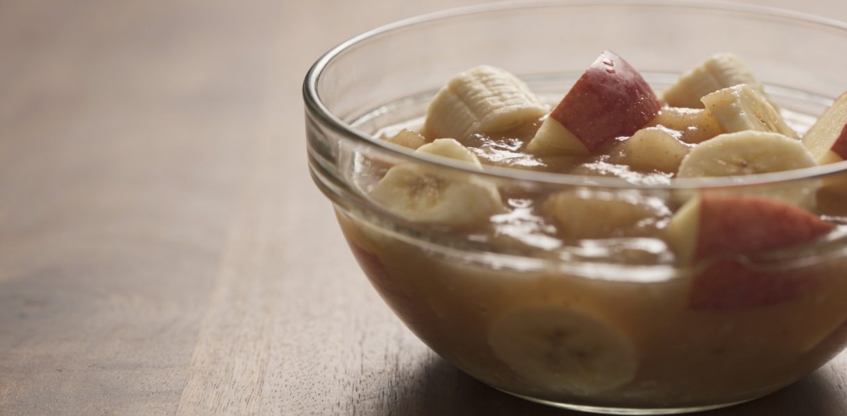 Bol de compote pommes bananes sur table en bois