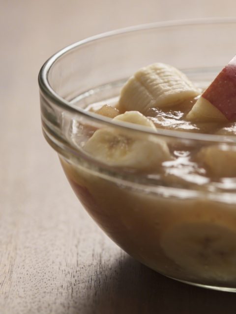 Bol de compote pommes bananes sur table en bois