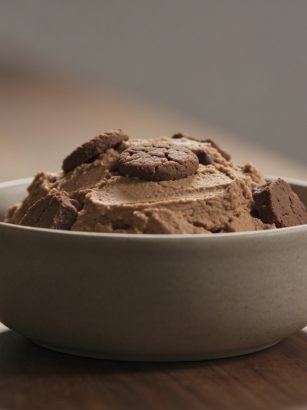 Bol de pate aux biscuits bruns sur table