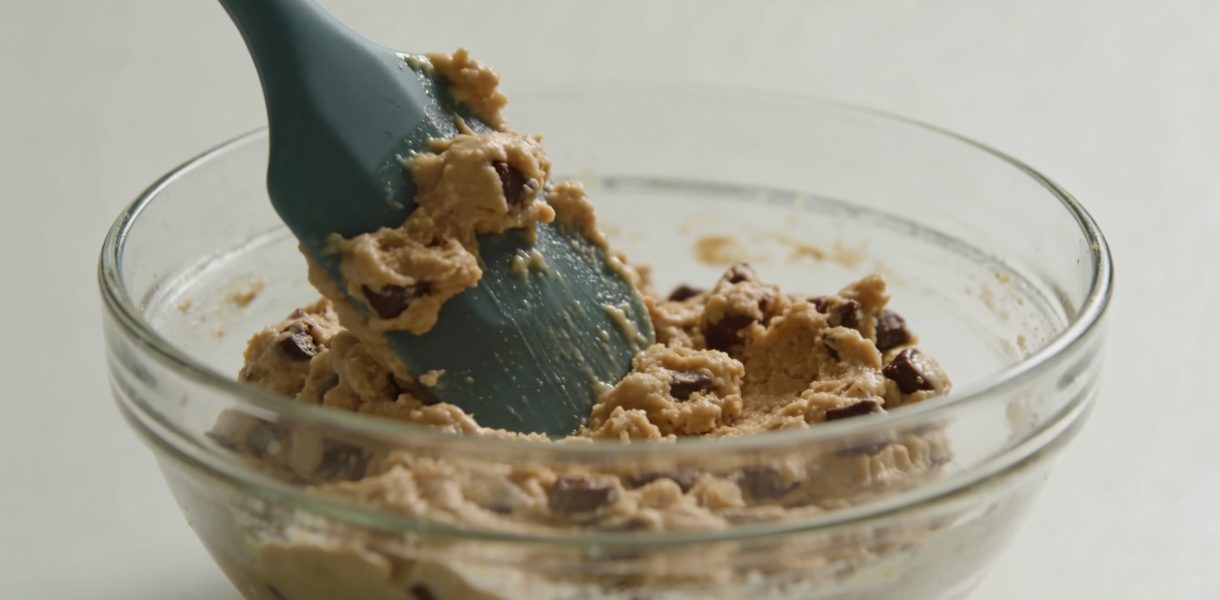 Bol de pate a cookie crue melangee avec spatule