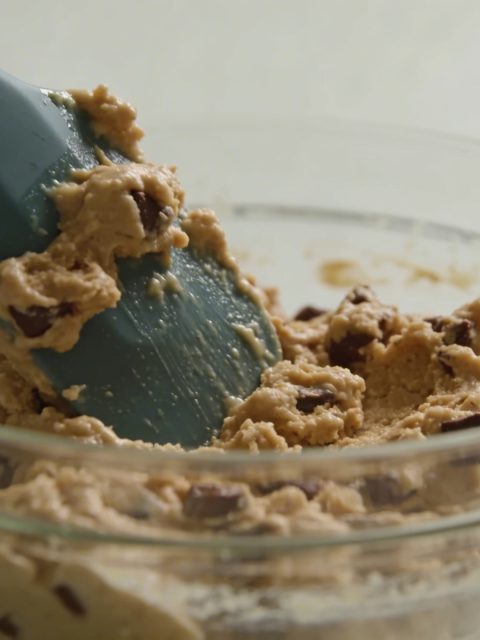 Bol de pate a cookie crue melangee avec spatule