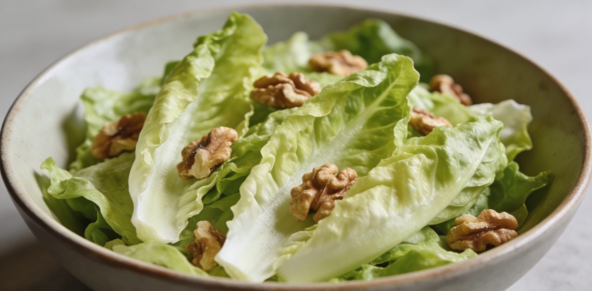 Bol de salade verte endives croquantes et noix