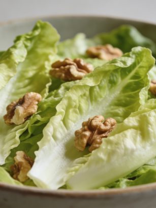 Bol de salade verte endives croquantes et noix