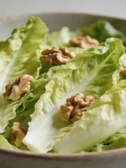 Bol de salade verte endives croquantes et noix