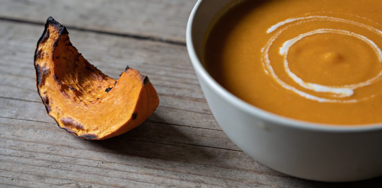 Bol de soupe orange cremeuse avec potimarron coupe