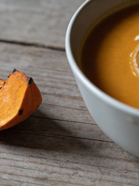 Bol de soupe orange cremeuse avec potimarron coupe