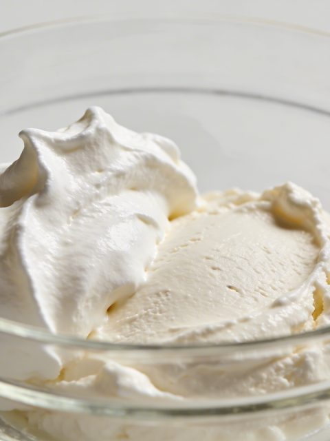 Bol en verre avec creme fouettee et ricotta