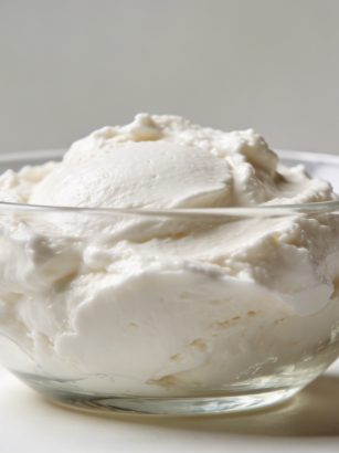 Bol en verre rempli de fromage frais blanc