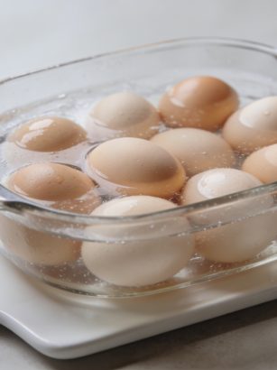 Casserole remplie doeufs dans eau froide sur plaque