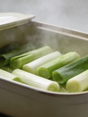 Casserole vapeur ouverte avec poireaux en troncons verts