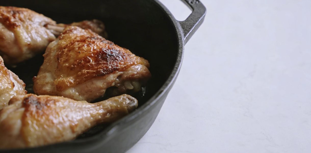 Cocotte en fonte avec cuisses de poulet dorees