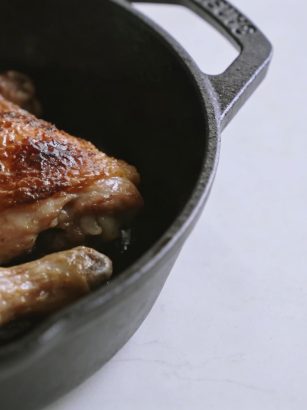 Cocotte en fonte avec cuisses de poulet dorees