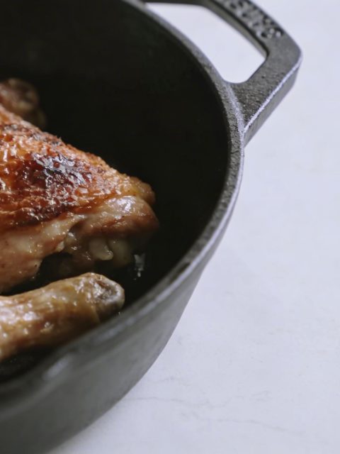 Cocotte en fonte avec cuisses de poulet dorees