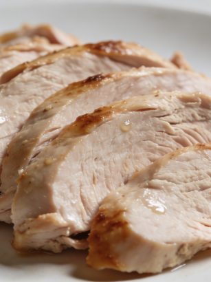 Plat de filet de dinde roti tranche sur assiette blanche