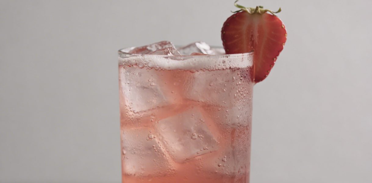 Grand verre rose de limonade a la fraise
