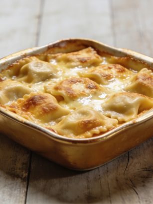 Plat de gratin de ravioles dorees sur table rustique