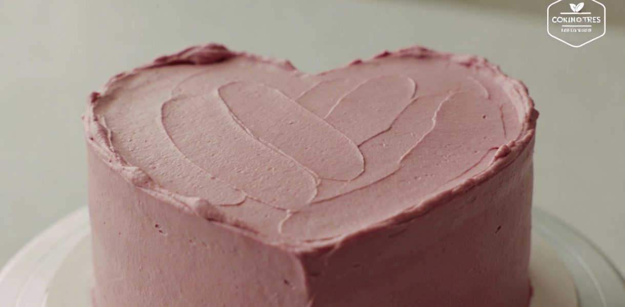 Gros gateau rose en forme de coeur