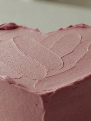 Gros gateau rose en forme de coeur
