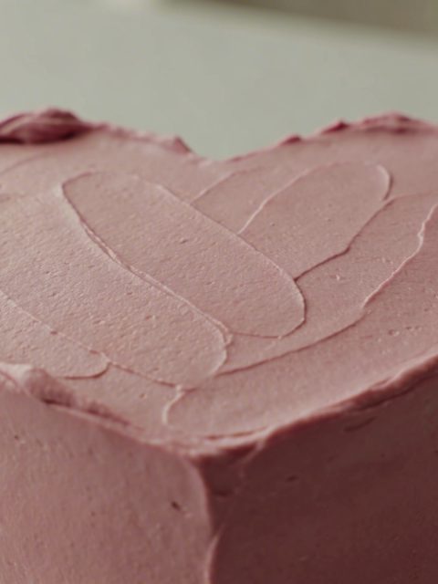 Gros gateau rose en forme de coeur