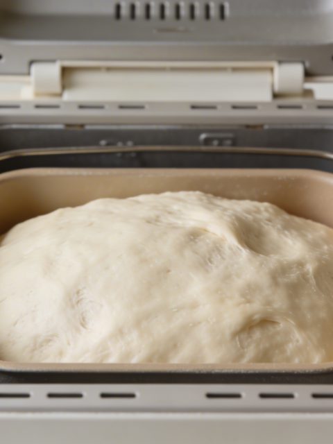 Gros plan machine a pain remplie de pate