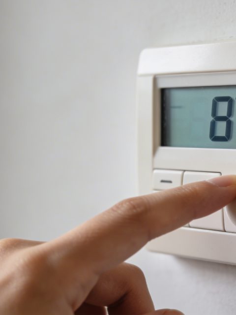 Gros plan sur un thermostat mural affichant 8 degrés