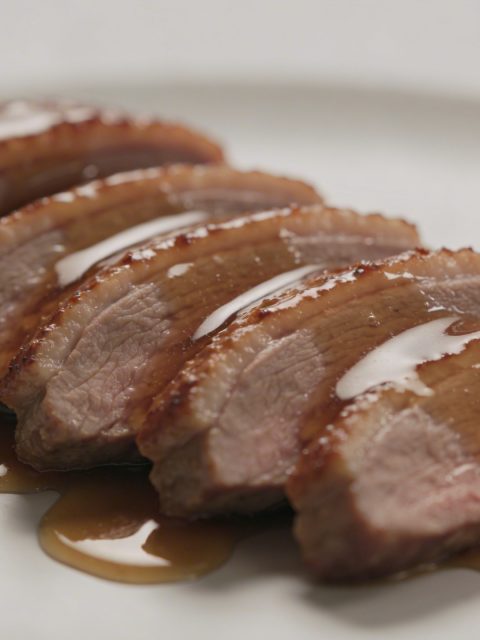 Magret de canard tranche nappé de sauce miel
