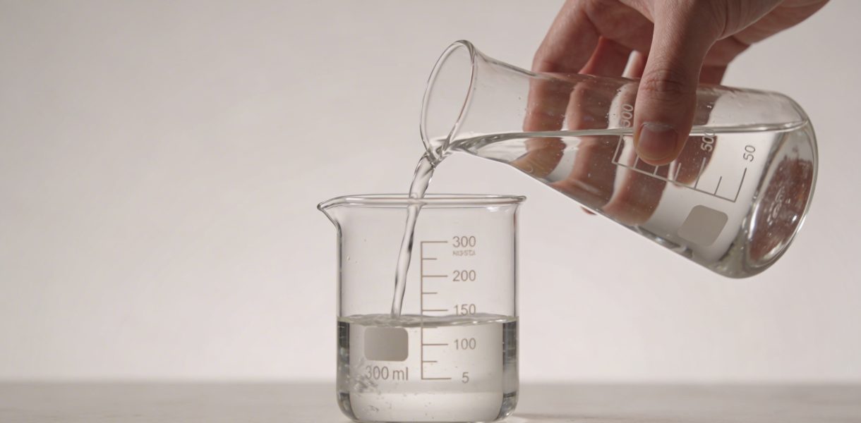 Main nue versant 300 ml dans un verre gradué