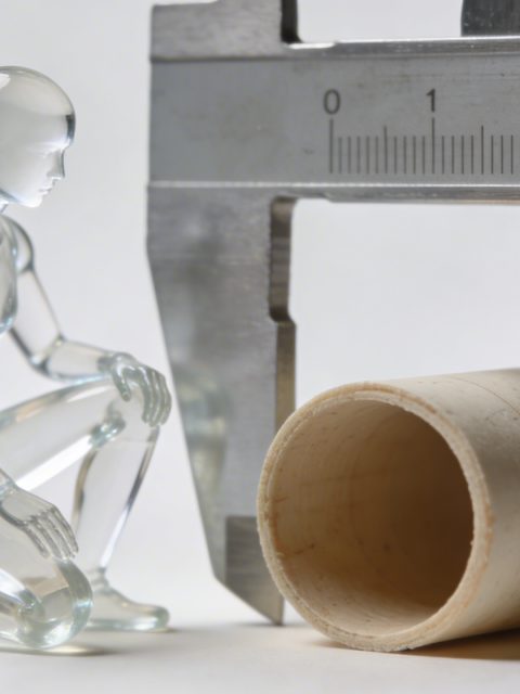 Main verse transparent pose a cote cylindre mesure