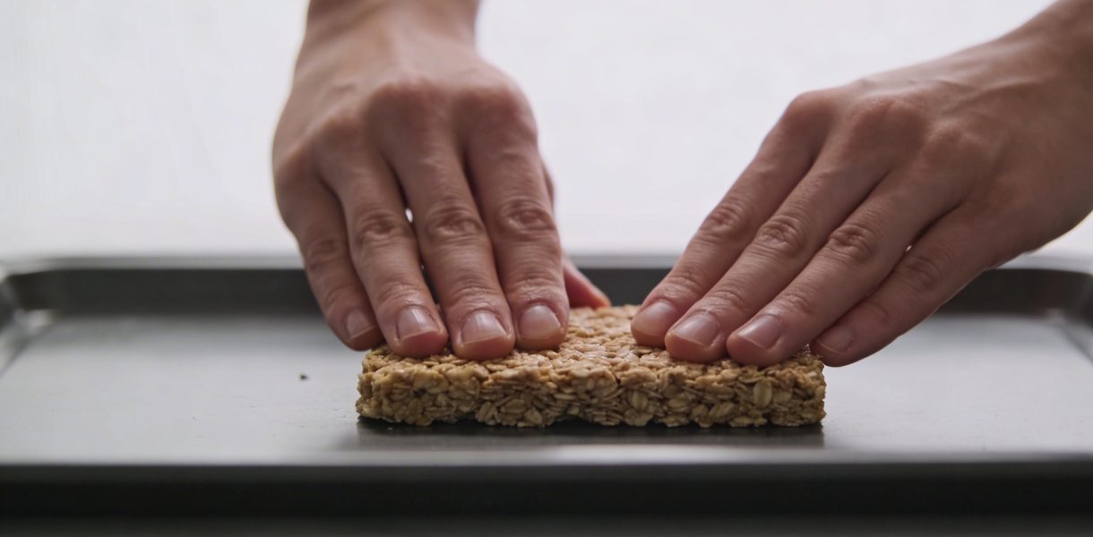 mains façonnant barres de cereales sur plaque
