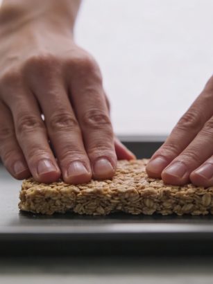 mains façonnant barres de cereales sur plaque