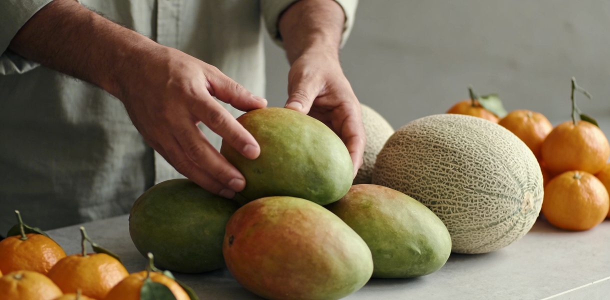 Marchand de fruits arrange mangues melons mandarines