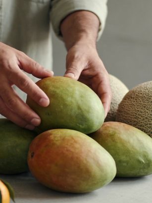 Marchand de fruits arrange mangues melons mandarines