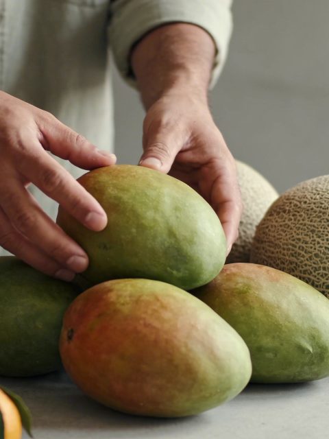 Marchand de fruits arrange mangues melons mandarines