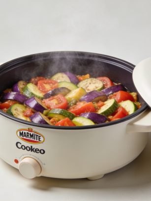 Marmite Cookeo ouverte avec ratatouille fumante colorée