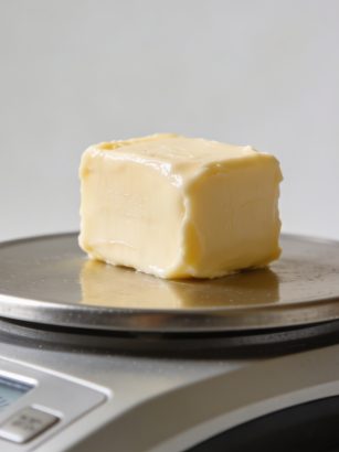 Petit morceau de beurre pese sur balance de cuisine