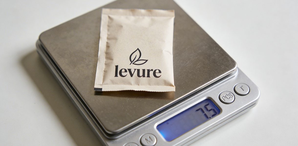Petite balance de cuisine pesant un sachet de levure