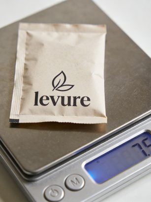 Petite balance de cuisine pesant un sachet de levure