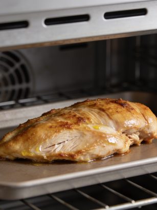 Plaque de pilons de poulet dorant dans four
